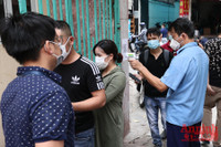 [Ảnh] Xếp hàng đổi giấy phép lái xe sau nới lỏng giãn cách, khó đảm bảo giãn cách phòng dịch