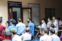 [Ảnh] Xếp hàng đổi giấy phép lái xe sau nới lỏng giãn cách, khó đảm bảo giãn cách phòng dịch