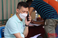 [Ảnh] Xếp hàng đổi giấy phép lái xe sau nới lỏng giãn cách, khó đảm bảo giãn cách phòng dịch