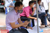 [Ảnh] Xếp hàng đổi giấy phép lái xe sau nới lỏng giãn cách, khó đảm bảo giãn cách phòng dịch