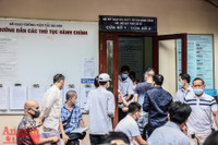 [Ảnh] Xếp hàng đổi giấy phép lái xe sau nới lỏng giãn cách, khó đảm bảo giãn cách phòng dịch