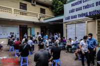 [Ảnh] Xếp hàng đổi giấy phép lái xe sau nới lỏng giãn cách, khó đảm bảo giãn cách phòng dịch