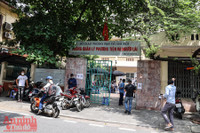 [Ảnh] Xếp hàng đổi giấy phép lái xe sau nới lỏng giãn cách, khó đảm bảo giãn cách phòng dịch