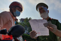[ẢNH] Ngày đầu hoạt động chốt kiểm soát ra vào vùng đỏ: Không đủ giấy tờ phải quay đầu