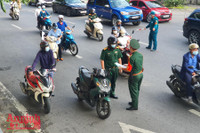 [ẢNH] Hà Nội: Nhắc nhở người chưa có giấy đi đường mới, đã cấp khoảng 20.000 giấy đi đường có QR code