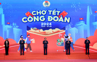 Người lao động Thủ đô phấn khởi gói bánh chưng, đi chợ 0 đồng đón Tết Giáp Thìn 2024