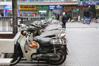 Cận cảnh hơn 200 xe máy vô chủ nằm phủ bụi ở khu HH Linh Đàm 