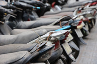 Cận cảnh hơn 200 xe máy vô chủ nằm phủ bụi ở khu HH Linh Đàm 