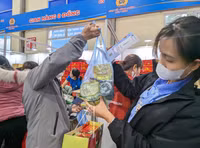 Người lao động Thủ đô phấn khởi gói bánh chưng, đi chợ 0 đồng đón Tết Giáp Thìn 2024