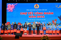 Người lao động Thủ đô phấn khởi gói bánh chưng, đi chợ 0 đồng đón Tết Giáp Thìn 2024