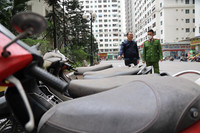 Cận cảnh hơn 200 xe máy vô chủ nằm phủ bụi ở khu HH Linh Đàm 