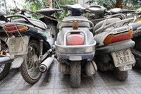 Cận cảnh hơn 200 xe máy vô chủ nằm phủ bụi ở khu HH Linh Đàm 