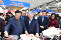 Người lao động Thủ đô phấn khởi gói bánh chưng, đi chợ 0 đồng đón Tết Giáp Thìn 2024