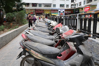 Cận cảnh hơn 200 xe máy vô chủ nằm phủ bụi ở khu HH Linh Đàm 