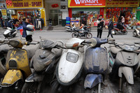 Cận cảnh hơn 200 xe máy vô chủ nằm phủ bụi ở khu HH Linh Đàm 