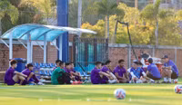 Tuyển Việt Nam tập nhẹ trong ngày đầu ở Thái Lan