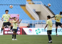 Trung vệ cao 1m90 của Thái Lan nổi bật trên sân Mỹ Đình