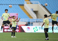 Trung vệ cao 1m90 của Thái Lan nổi bật trên sân Mỹ Đình