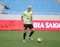 Trung vệ cao 1m90 của Thái Lan nổi bật trên sân Mỹ Đình