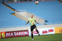 Trung vệ cao 1m90 của Thái Lan nổi bật trên sân Mỹ Đình