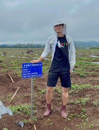 [ẢNH] Không thi đấu, Công Phượng, Xuân Trường tất bật đi... trồng sầu riêng