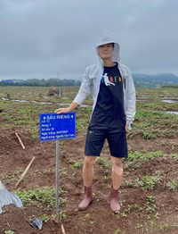 [ẢNH] Không thi đấu, Công Phượng, Xuân Trường tất bật đi... trồng sầu riêng