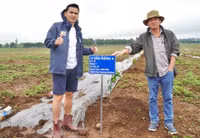 [ẢNH] Không thi đấu, Công Phượng, Xuân Trường tất bật đi... trồng sầu riêng