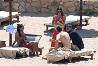 [ẢNH] Donnarumma 'diễn cảnh nóng' với bạn gái trên bãi biển