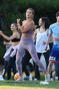 [ẢNH] Tiền đạo Leeds vô danh bỗng nổi tiếng vì bạn gái quá sexy