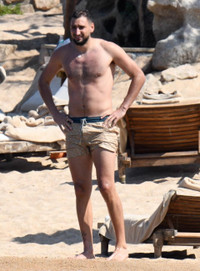 [ẢNH] Donnarumma 'diễn cảnh nóng' với bạn gái trên bãi biển