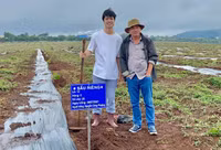 [ẢNH] Không thi đấu, Công Phượng, Xuân Trường tất bật đi... trồng sầu riêng