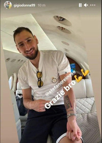 [ẢNH] Donnarumma 'diễn cảnh nóng' với bạn gái trên bãi biển