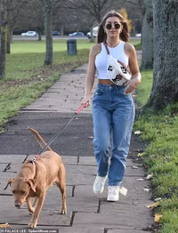 [ẢNH] Tiền đạo Leeds vô danh bỗng nổi tiếng vì bạn gái quá sexy