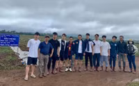 [ẢNH] Không thi đấu, Công Phượng, Xuân Trường tất bật đi... trồng sầu riêng