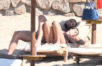 [ẢNH] Donnarumma 'diễn cảnh nóng' với bạn gái trên bãi biển