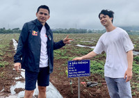 [ẢNH] Không thi đấu, Công Phượng, Xuân Trường tất bật đi... trồng sầu riêng