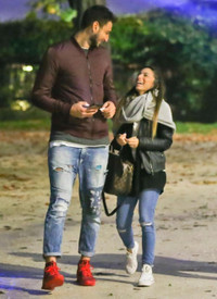 [ẢNH] Donnarumma 'diễn cảnh nóng' với bạn gái trên bãi biển