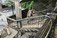 Cảnh xuống cấp nghiêm trọng nhiều năm ở khu tập thể gần đường sắt trên cao Nhổn - Ga Hà Nội