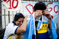 [ẢNH] Người hâm mộ khóc cạn nước mắt tiếc thương Maradona