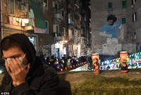 [ẢNH] Người hâm mộ khóc cạn nước mắt tiếc thương Maradona