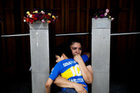 [ẢNH] Người hâm mộ khóc cạn nước mắt tiếc thương Maradona