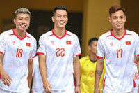 Hai Long, Hoàng Đức trở lại 'chảo lửa' vừa nhấn chìm MU 