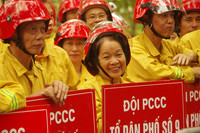 Ấn tượng với hình ảnh thi tài của 19 đội PCCC cơ sở ở làng hoa nức tiếng Thủ đô