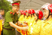 Ấn tượng với hình ảnh thi tài của 19 đội PCCC cơ sở ở làng hoa nức tiếng Thủ đô