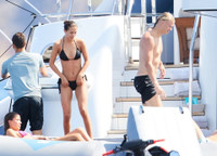 Bạn gái Haaland khoe thân hình nóng bỏng trên du thuyền