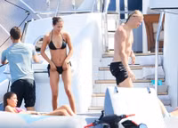 Bạn gái Haaland khoe thân hình nóng bỏng trên du thuyền