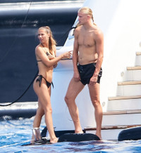 Bạn gái Haaland khoe thân hình nóng bỏng trên du thuyền