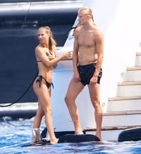 Bạn gái Haaland khoe thân hình nóng bỏng trên du thuyền