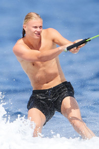 Bạn gái Haaland khoe thân hình nóng bỏng trên du thuyền