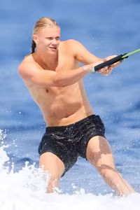 Bạn gái Haaland khoe thân hình nóng bỏng trên du thuyền